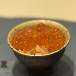 鮨 浜はち - 鮭といくらの親子丼