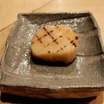 鮨 奥 - 帆立醤油漬 さっと焼き目をつけて 日本酒にあうね