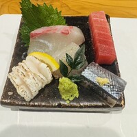 魚と炭と鉄板と ととと - 伝助穴子、カンパチ、みかん鯛、中トロ、秋刀魚