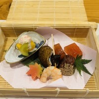魚と炭と鉄板と ととと - 柿の白和えとシャインマスカット、バイ貝、トマトのゼリー、栗の渋皮煮、海老、お麩