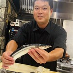 魚と炭と鉄板と ととと - 秋刀魚。下顎の先端が黄色く丸々と太った新鮮な秋刀魚です。