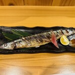魚と炭と鉄板と ととと - 焼き秋刀魚