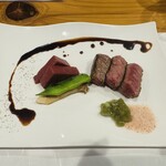 魚と炭と鉄板と ととと - イチボのステーキ、赤蒟蒻。バルサミコソース。