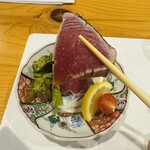 魚と炭と鉄板と ととと - 鰹、藁焼き