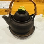 魚と炭と鉄板と ととと - 松茸と伝助穴子の土瓶蒸し