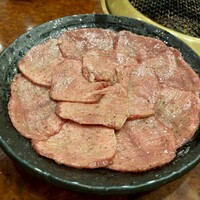 焼肉 スタミナ苑 - 肉ケーキの上タン塩が戻って来るとこんな感じ