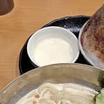 ガスト - も云いますし、実際に、先日職場で、同僚と某先輩の話題になり、私は当たり障りの無い()、○○(先輩)さんは教え方が上手で～字が綺麗で～…みたいにその同僚の世間話にお返事して、いざ扉を開けてその場を離れ