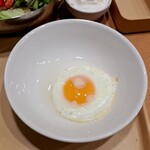 ガスト - この様な、小さな目玉焼きお一つでも、別皿に添えて用意して下さる気遣いが、本当に有り難いです。メイン等のお皿の、端にチョんと載せるにしても、黄身が割れたらお味が変わってしまいマすからね。うちは『皿ご飯』