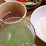 ガスト - メロン味リアルゴールド　初めての気がするレアな　フレーバー飲む　いや本当(？)、ドリンクバーは、一般市販されていないお味のものが多くて、嬉しくなっちゃいマスね。昔はお店等で購入出来た懐かしい飲料とかも