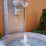 サンマルクカフェ - 売れるのが、やっとでしたからね…。食べ物でも本でも、【ずっと】、継続して余剰を最小限にし、商売をし続けると云う、未来の予測はとても難しいでしょう。　黄昏に　イタリア街の噴水が　ニライカナイを水面に映す