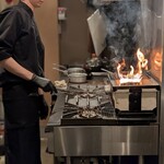 restaurant Et ... - EMO牛に火を入れてます
      このあとしばらく置いて良い感じに仕上げます