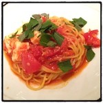 37 PASTA - モッツァレラと完熟トマトのスパゲティー大葉をのせて。モチモチ生麺。