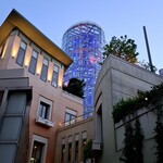 サンマルクカフェ - した事が有る(私はイラストで参加するだけ…)のですが、印刷屋さんが、製本の注文を受けるのは、当然と云うか100冊単位なので、プロでは無い、大手でもない所の本と云うのは、一日イベントに参加しても、数冊