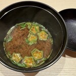 鮨 にし岡 - オクラの赤出汁