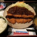 矢場とん - 名物わらじとんかつ、1600円（税抜）。巨大ですが、ペロリと食べられる食べやすさ！ソースとみその２つの味でも楽しめます。