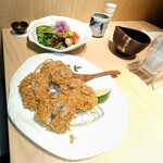 和心とんかつ あんず はなれ - トリュフひれカツとサラダと日本酒