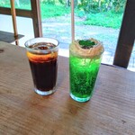 秋風舎 - アイスコーヒー、平伏沼メロンソーダ