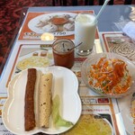 パナス - タンドリーミックスセット　タンドリーチキンとサラダ、パパド、ラッシー