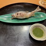 懐石料理 はし本 - 子持ちの落ち鮎:30分遠火で焼いてあるので頭からいただく◎