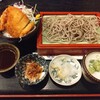 かさふじ - レディース丼定食580円（半そば、ミニ丼、小鉢、漬物）