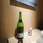 和心とんかつ あんず はなれ - 日本酒『尾瀬の雪どけ 純米大吟醸 Halloween専用酒』裏側とお猪口（選べます!）