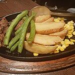 駒八 - 付け合わせの方が多い(笑)サイコロステーキ