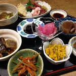 独酌　三四郎 - 一人酒にうれしい「おかみ旬の盆」1600円