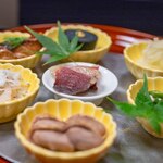 よし町 - 2025.9 前菜（芥子茄子、鯖燻製、しその穂オクラ、冬瓜、白魚蓮根、おおまさり、鴨生ハム）
