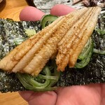 長崎の味処 鮨・割烹さくらい - ノリときゅうりを巻いてアナゴを食べます