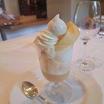 洋食 クチブエ - 白桃のパフェ