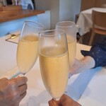洋食 クチブエ - シャンパン乾杯