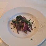 洋食 クチブエ - 牛スネ肉と赤玉ねぎのサラダ