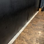 RAMEN MATSUI - 壁に石が敷き詰められてます。京都っぽい装飾です。