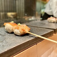 焼鳥 嘉とう - こちらはモモでしょうか？話に夢中で聞き取れなかったのですがちょっと会話が止まるくらい旨みご口の中に溢れました