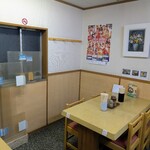 大宮大勝軒 - 店の奥にテーブル席が御座います。