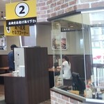 感動の肉と米 - 二番で注文したステーキを受け取ります