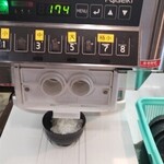 感動の肉と米 - ご飯は自動機で。後からおかわりもできますので欲張らずに食べられるだけもらいましょう