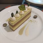 ラ パティスリー デュ ミュゼー パール トシ・ヨロイヅカ - ピスタチオのケーキ