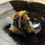 いまゐ - ５５００円のコースの先付はさっと焼いたホタテの上に春菊と菊が載っていました