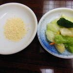 小野木 - 千鳥揚げはごま塩をつけていただきます