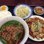福満楼 - 日替わりランチ　700円　台湾ラーメン+油淋鶏