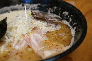 Mengekijou Gen'Ei - とんこつスープは魚介も加えてあっさり仕上げ！