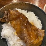 炭火焼肉 ホルモン にく式 - 白米にオン