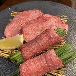 炭火焼肉 ホルモン にく式 - タン