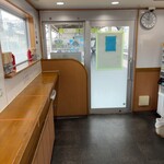 弥生軒 - 店内の立ち食いカウンター。