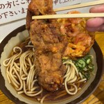 弥生軒 - 大きな唐揚リフト。