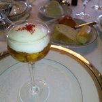 オマールエビとウニのコンソメクリュスタッセとエスプーマ