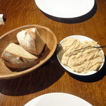 レストランユニック - 焼き立てライ麦パンと豚のリエット＠540円