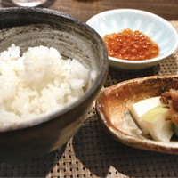 りょうり屋 くどう - いくらとお漬け物。いくらでまだお酒も飲めるな（笑）