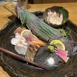 呼子活イカ 博多巻き串 燈 - （左から） 刺し盛り５種（２人前）１８００円　イカ活き造り（３００ｇ以上）４２００円オーバー　タコ刺し９００円